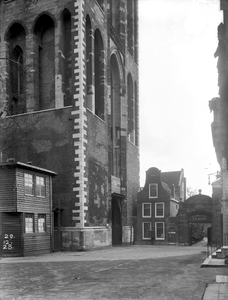 835510 Gezicht op de onderbouw van de Domtoren te Utrecht met rechts het huis Servetstraat 7 te Utrecht en de ...